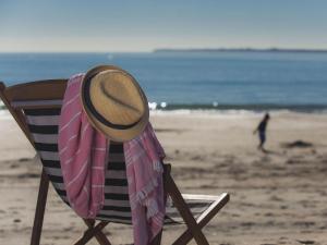 帕帕莫阿太平洋公园基督教假日公园的坐在沙滩椅上的草帽