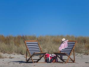 帕帕莫阿太平洋公园基督教假日公园的沙滩上的两把沙滩椅