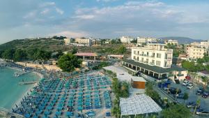 卡萨米尔King Hotel Ksamil的享有带游泳池的度假村的空中景致