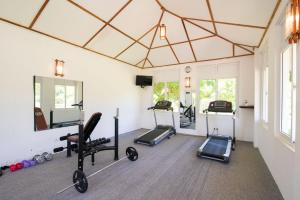 哈伯勒内Sungreen Resort的健身房,配有跑步机和健身器材