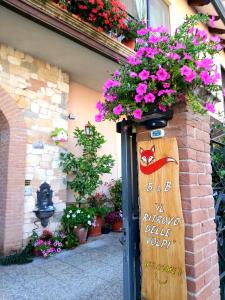 阿杰罗拉沃尔皮住宿加早餐旅馆的表示欢迎来到花 ⁇ 的标志