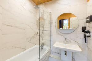 兰斯兰斯贝斯特韦斯特酒店的白色的浴室设有水槽和镜子