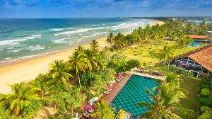 本托塔Thaala Bentota的享有带游泳池和海滩的度假村的空中景致
