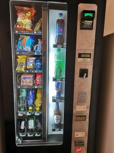 圣珀尔滕豪泽尔厄克城市酒店的冰箱里装满了饮料和饮料