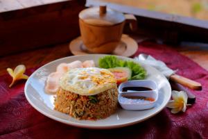 珀尼达岛The Tamban Jukung的饭盘,配上炒鸡蛋和米饭