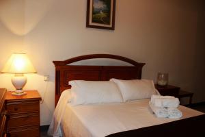 Albentosa洛杉马诺斯旅馆的一间卧室配有一张床,上面有两条毛巾