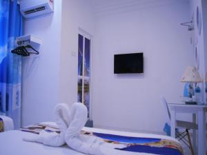 马六甲Santorini Hotel Melaka的一间医院房间,在一间窗户的房间里设有一张床