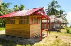 El PorvenirEnjoy San Blas - Isla Diablo (Guna Yala)的一座带红色屋顶的小木房子