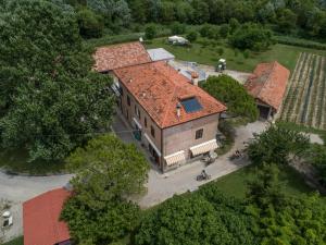 CarlinoAgriturismo Valle Ca' del Lovo的享有红色屋顶的大房子的顶部景色