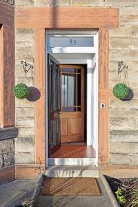 爱丁堡别间住宿加早餐旅馆的两棵植物的房子的前门