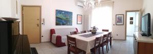 加利波利House Lido的厨房以及带桌椅的用餐室。