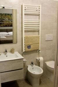 莱韦拉诺Il Matino的一间带水槽、卫生间和镜子的浴室