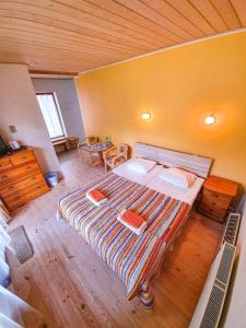科克尼斯Mazā Kāpa的一间卧室设有一张大床和木制天花板