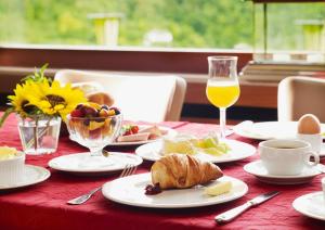 巴特埃姆斯冬博格酒店的餐桌,盘子和一杯橙汁