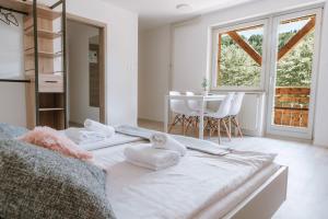 博希尼Apartmaji Triglav的卧室配有一张床和一张桌子及椅子