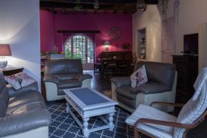 Saint-Lizierla Fadette的客厅设有紫色墙壁和皮革家具