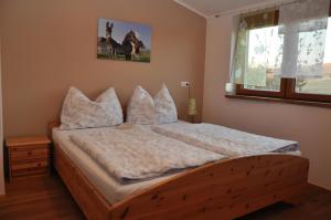 ErtlHaaghof Ertl的一间卧室配有带枕头的床