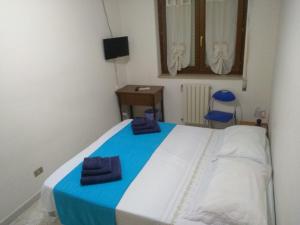 马泰拉Home Sweet Home的卧室配有蓝色和白色的床和椅子