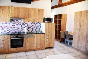 马希特伦克Apartment´s Marchtrenk的厨房配有木制橱柜和炉灶。