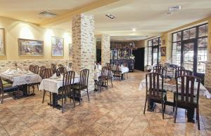 克拉科夫Hotel TERESITA的一间在房间内配有桌椅的餐厅