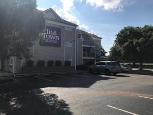 哥伦比亚InTown Suites Extended Stay Columbia SC - Broad River的停车场内有停车位的建筑物