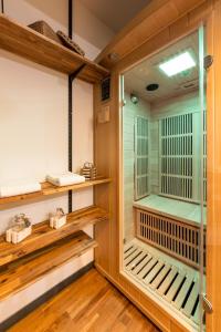 安锡Les suites sainte claire的一间设有木墙、木地板和木架的桑拿浴室