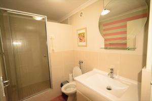 豪特湾凯罗斯山林小屋的浴室配有卫生间、盥洗盆和淋浴。