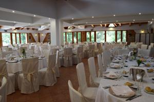 圣焦万尼因菲奥雷La Quercia B&B的一个带白色桌椅的大型宴会厅