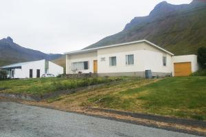 SúðavíkHouse in the Westfjords的白色的山间房子