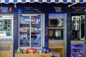 慕尼黑慕尼黑奥林匹克公园宜必思快捷酒店的一间商店,里面装有两台冰箱,上面装有食物和饮料