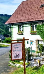 Radmer an der HaselGasthof Zum Lugauer的前面有标志的建筑