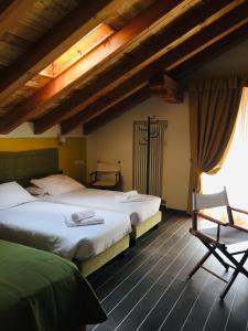 格雷索拉特里尼泰诺尔登德酒店的一间卧室配有两张床和椅子