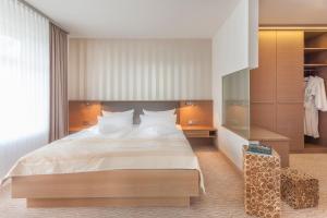 奥斯赛拜-塞林伯恩斯坦酒店的一间卧室配有一张带白色床单的大床