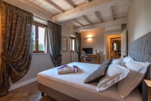 迪科马诺Borgo di Villa Cellaia Resort & SPA的一间卧室,配有一张带两个袋子的床