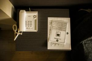 拉洪克拉纳斯奥纳尔酒店的电话和桌子上的盒子