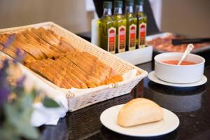赫雷斯-德拉弗龙特拉赫雷斯水疗酒店的一张桌子,上面放着一篮面包和一碗酱汁