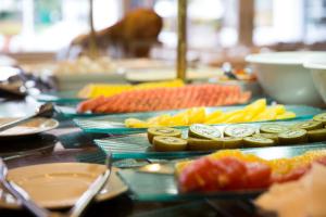 赫雷斯-德拉弗龙特拉赫雷斯水疗酒店的一张桌子上放着许多盘子的食物