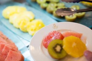 赫雷斯-德拉弗龙特拉赫雷斯水疗酒店的桌上有水果的白盘