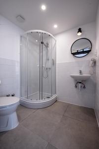 布达佩斯切斯康酒店的带淋浴、卫生间和盥洗盆的浴室