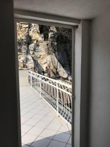 Villa Santa MariaLa Casa sul Fiume的通往带岩石的走道的门