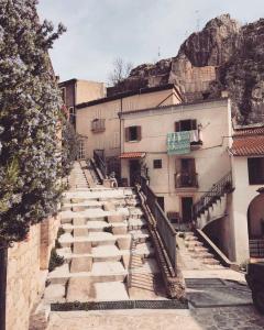 Villa Santa MariaLa Casa sul Fiume的一组楼梯通往一座建筑