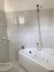 Villa Santa MariaLa Casa sul Fiume的白色的浴室设有浴缸和卫生间。