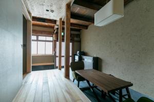 京都MACHIYADO 京都南禅寺道的一间带木桌和窗户的用餐室