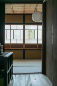 京都MACHIYADO 京都南禅寺道的一间房间,前方设有一扇窗户和长凳