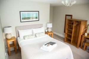 Marston Montgomery皇冠旅馆的一间卧室配有一张床,床上有毛巾
