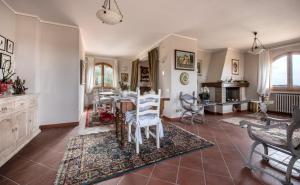 蒙泰斯佩尔托利Agriturismo Casale Ugolini的客厅配有餐桌和椅子