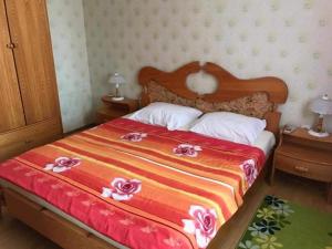 内塞伯尔Апартамент Вангелов的一间卧室配有一张带鲜花的大床
