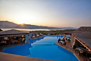罗通多港Residence Stella Di Gallura的一座酒店,设有一座享有日落美景的游泳池
