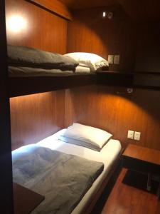 拉巴斯Onkel Inn Airport Sleepbox的船上的一间卧室配有两张双层床