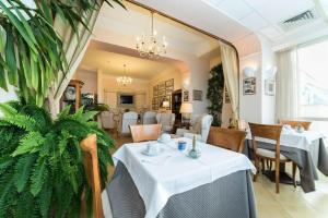 阿马尔菲伊尔尼多酒店的一间带2张桌子的餐厅和一间用餐室